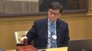 '환율 불안'에 금리 동결&hellip;'인하 사이클' 끝났나