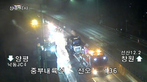 상주 중부내륙고속도로 사고로 컨테이너 넘어져&hellip;도로 통제