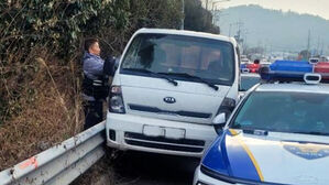 1톤 트럭이 '비틀'&hellip;맨몸 던져 구한 경찰