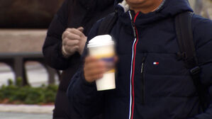 몸에 커피가 '확'&hellip;"내가 진상?" 갑론을박