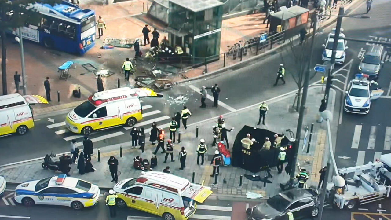 16일 오후 서울 서대문구 서대문역사거리에서 버스가 인도로 돌진해 경찰과 소방대원들이 현장을 수습하고 있다. (사진=독자 제공, 연합뉴스)