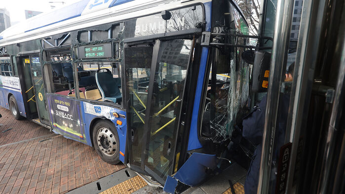 16일 서울 서대문역사거리에서 버스가 인도로 돌진 뒤 건물에 충돌해 있다. (사진=연합뉴스)