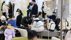"소아&middot;청소년 중심 유행" 비상&hellip;"지금이라도" 질병청장의 권고
