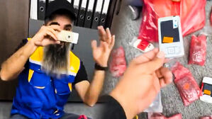 주문한 지 16년 만에 도착한 휴대전화&hellip;"유물이냐" 무슨 일