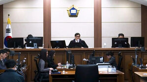 구형량 절반 '징역 5년' 선고&hellip;'내란 우두머리' 재판에 영향?