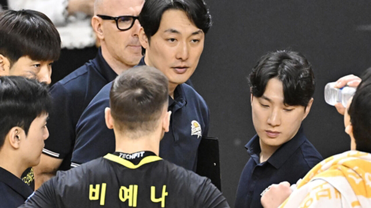 하현용 감독대행의 작전 지시를 듣는 KB손해보험 선수들