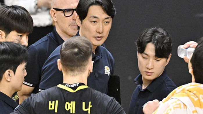 하현용 감독대행의 작전 지시를 듣는 KB손해보험 선수들