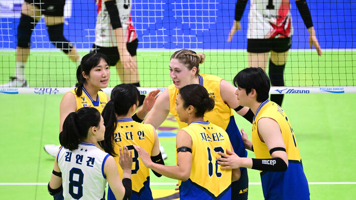 득점 후 기뻐하는 현대건설 선수들