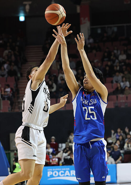 프로농구 올스타전 전야제 팀루키와 팀아시아의 경기. 팀아시아 알빈 톨렌티노가 슛을 하고 있다.