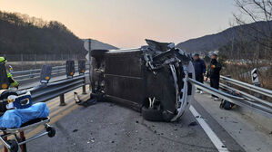 강릉서 승용차가 가드레일 충돌 후 전도&hellip;1명 사망&middot;1명 부상