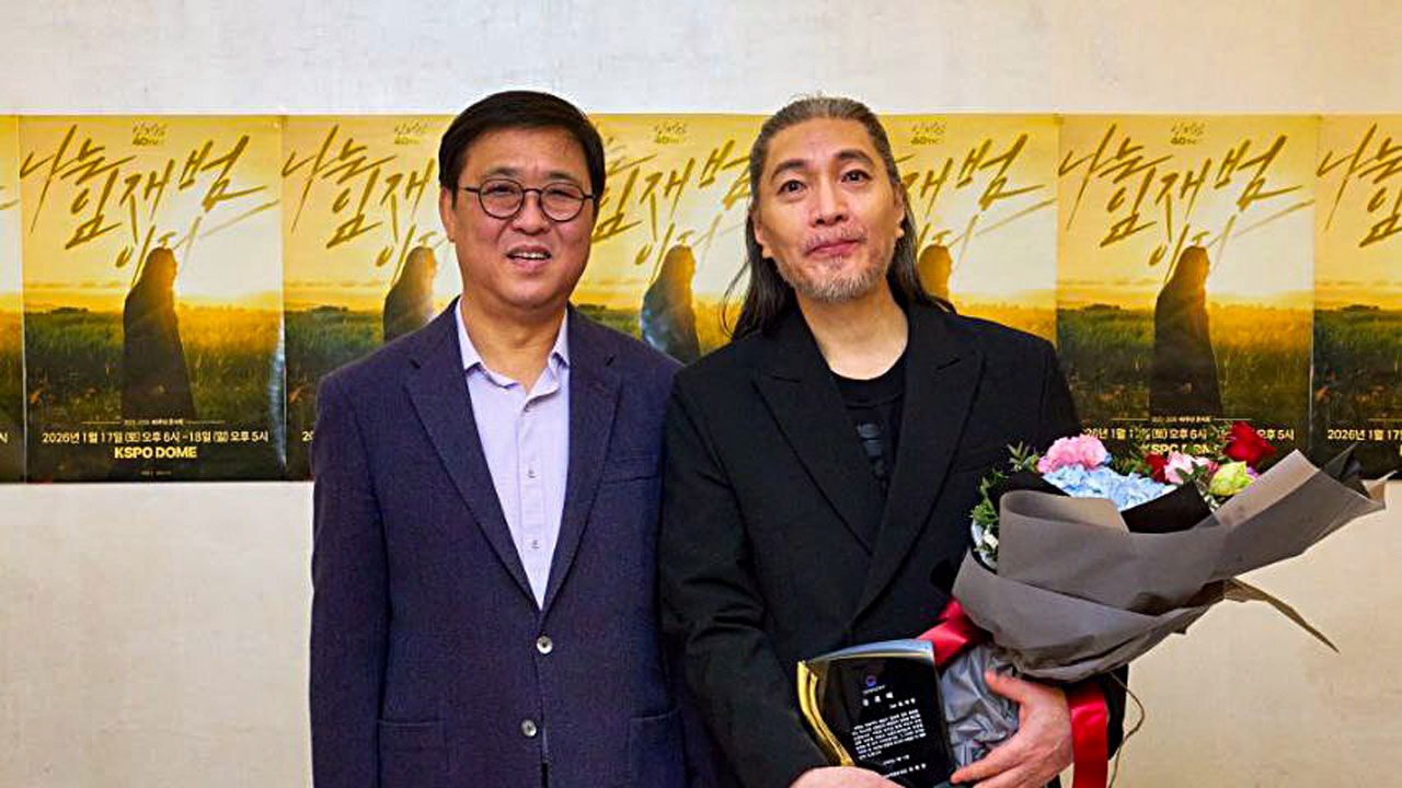 최휘영 문화체육관광부 장관이 지난 17일 임재범에게 공로패를 수여, 기념 촬영하고 있다. (사진=문화체육관광부 제공, 연합뉴스)