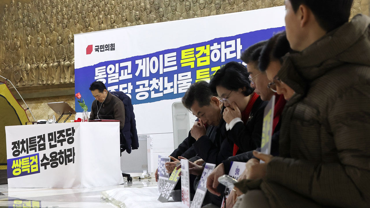 국민의힘 장동혁 대표가 18일 국회 로텐더홀에서 더불어민주당에 통일교·공천헌금 '쌍특검' 수용을 요구하며 나흘째 단식 농성을 이어가고 있다. (사진=연합뉴스)