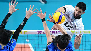 '레오 26점' 현대캐피탈, 우리카드 잡고 선두 맹추격