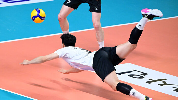 몸을 날려 공을 받아낸 황승빈