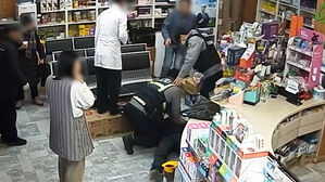 약국 온 80대, 갑자기 '쿵'&hellip;달려온 경찰들이 구했다