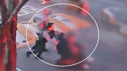 배터리 방전으로 멈춘 전동휠체어 밀어준 시민, 경찰