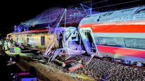 스페인 고속열차 정면충돌&hellip;최소 21명 사망&middot;100여 명 부상