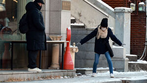 월요일 아침 살얼음 '조심'&hellip;밤부터 '찬 북풍' 점차 추워져