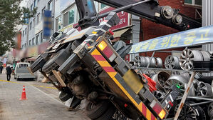 인천서 건물 외벽 도색 중 사다리차 넘어져&hellip;2명 부상