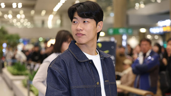 미국프로야구 메이저리그(MLB) 샌디에이고 파드리스와 4년 계약을 맺은 송성문이 지난달 23일 인천국제공항을 통해 입국하고 있다. (사진=연합뉴스)