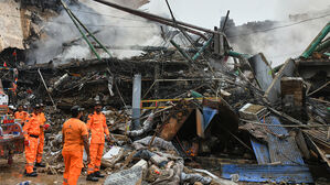 파키스탄 쇼핑 상가서 큰불&hellip;소방관 등 14명 사망&middot;33명 실종