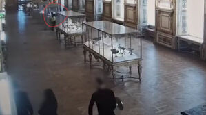 루브르, 이렇게 털렸다&hellip;도둑들은 대범, 경비원은 머뭇