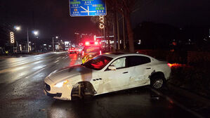 비틀거리며 중앙선 넘어 '쾅'&hellip;또 음주 사고