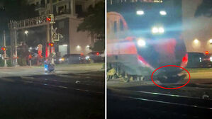 "왜 저래?" 배달하다 선로 위에 '우두커니'&hellip;결국 '쾅' 충돌