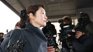 '1억 공천헌금 수수 의혹' 강선우 의원, 경찰 출석