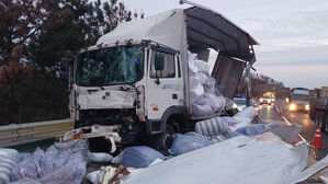 창녕 중부내륙고속도서 화물차 3중 추돌&hellip;1명 경상&middot;4㎞ 정체