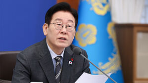 이 대통령 "생리대 싸게 만들어 무상 공급 검토해야"