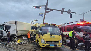 '신호 위반해 초등학생 통학버스와 충돌' 화물트럭 운전자 구속