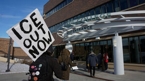 미 시위대, 이민 단속 앞장선 목사에 항의&middot;예배 방해&hellip;연방 수사