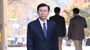 '비화폰 삭제' 박종준 전 경호처장 첫 재판&hellip;"통상적 보안 조치" 혐의 부인