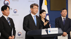 이 대통령, 경사노위 김지형 신임 위원장에 임명장 수여