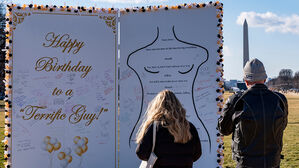 워싱턴DC 국립 공원에 트럼프 '엡스타인 생축 외설 편지' 설치미술