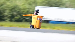 "저게 뭐야" 두 눈 의심&hellip;쓰레기통 타고 질주