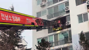 '화재로 자녀 3명 고립' 아파트 외벽 내려간 40대 엄마&hellip;전원 구조