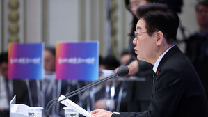 이 대통령 "종교의 정치개입, 나라 망하는 길&hellip;반란 행위와 같아"