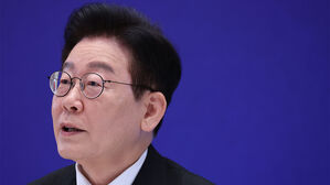 이 대통령, '윤 입틀막 그곳' 찾아&hellip;카이스트 학위수여식 참석