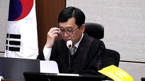 재판 내내 한덕수 질타&hellip;'국민' 언급한 판사 울먹인 순간