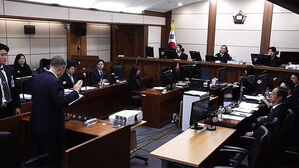 한덕수 재판에 윤 출석 않더니&hellip;불려 나와 "맹세합니다"