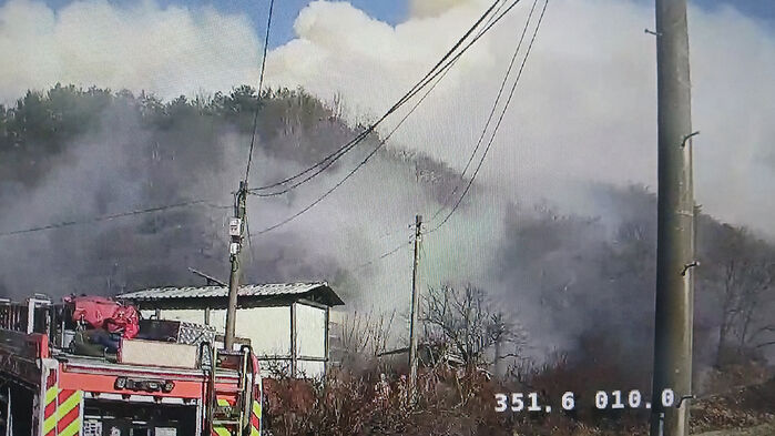 21일 오후 전남 광양에서 발생한 산불이 바람을 타고 확산하면서 소방 당국이 대응 2단계를 발령하고 진화 작업을 벌이고 있다. (사진=전남소방본부 제공, 연합뉴스)