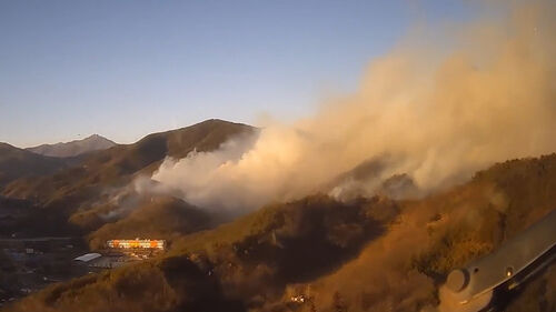 21일 오후 전남 광양시 옥곡면에서 산불이 확산하고 있다. (사진=전남소방본부 제공, 연합뉴스)