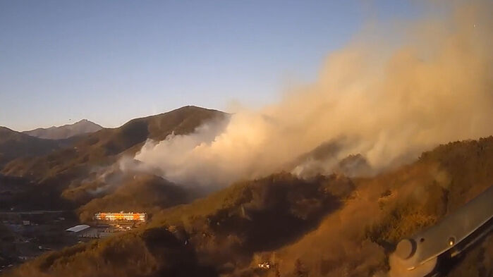 21일 오후 전남 광양시 옥곡면에서 산불이 확산하고 있다. (사진=전남소방본부 제공, 연합뉴스)