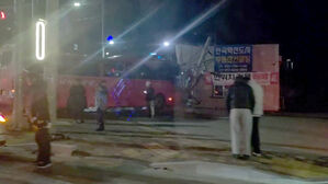 원주 교차로서 버스&middot;승용차 충돌&hellip;전신주 들이받아 일대 정전