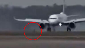 200여 명 탄 비행기, '덜컹' 활주로서 닿자마자 튕기더니 