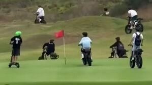 '두 눈 의심' 골프장 몰려온 수십 명&hellip;"폭주족이냐" 폭발