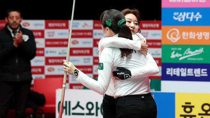 사카이 아야코를 포옹한 김가영 (사진=PBA 제공, 연합뉴스)