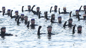 최강 한파 속 겨울바다에 '풍덩'&hellip;해군 SSU 혹한기 훈련
